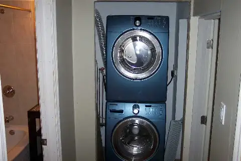 4 bedrooms, 2 bathrooms house for rent in Etobicoke from June 1s - Photo 5