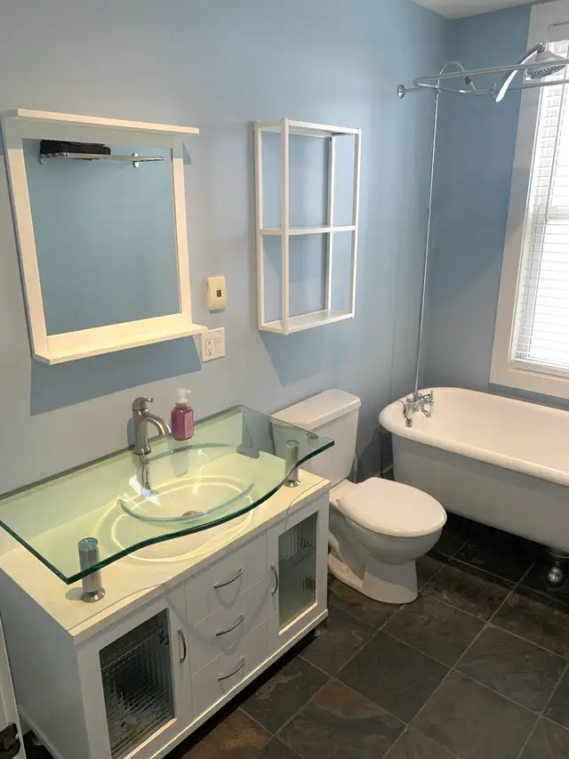1 Bedroom 1 Bathroom in Beautiful West Broadway - Photo 3