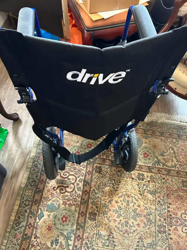 Air and go folding wheel chair and walker - Photo 3