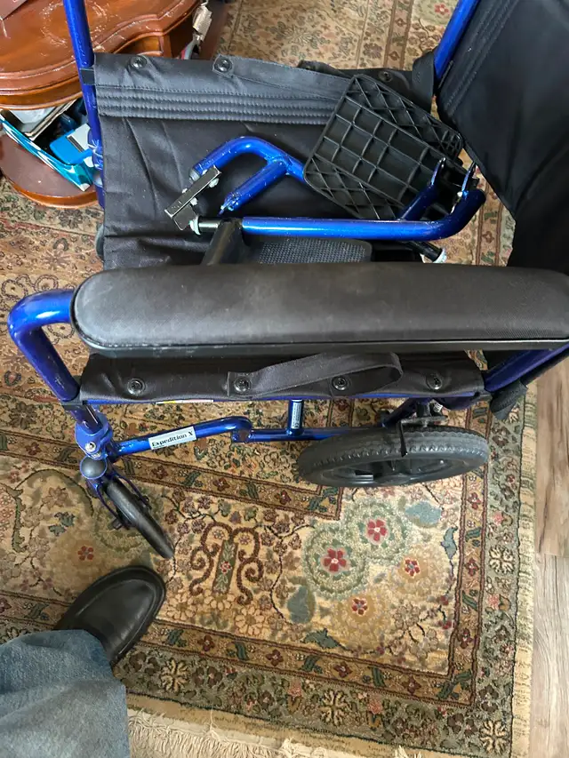Air and go folding wheel chair and walker - Photo 4