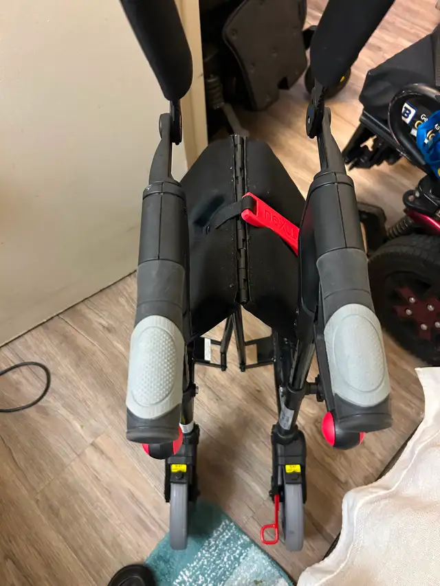 Air and go folding wheel chair and walker - Photo 9