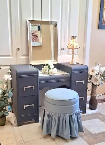 MAKEUP VANITY, MIRROR & STOOL - Photo 2