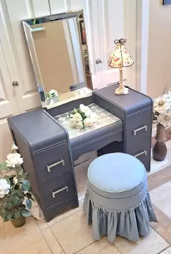 MAKEUP VANITY, MIRROR & STOOL - Photo 4