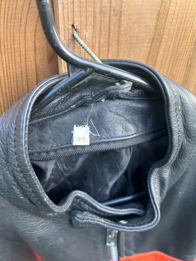 leather coat - Photo 3