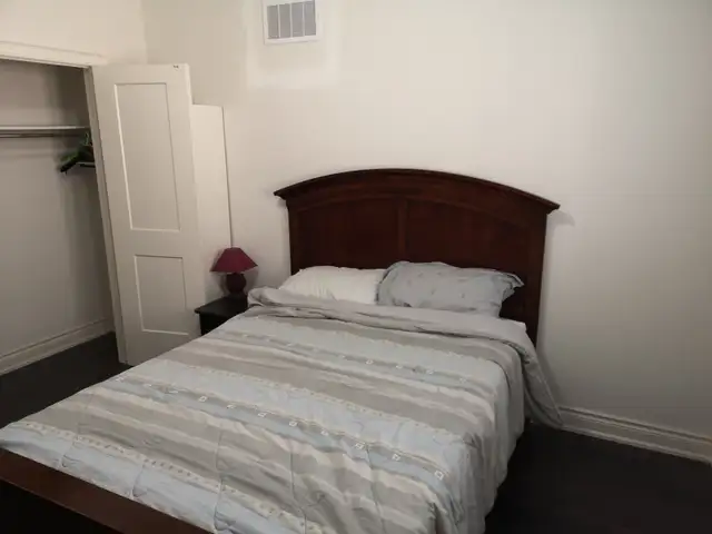 Bedroom for Rent, upstairs in Modern NE Oakville Home (Traf/Dun) - Photo 3