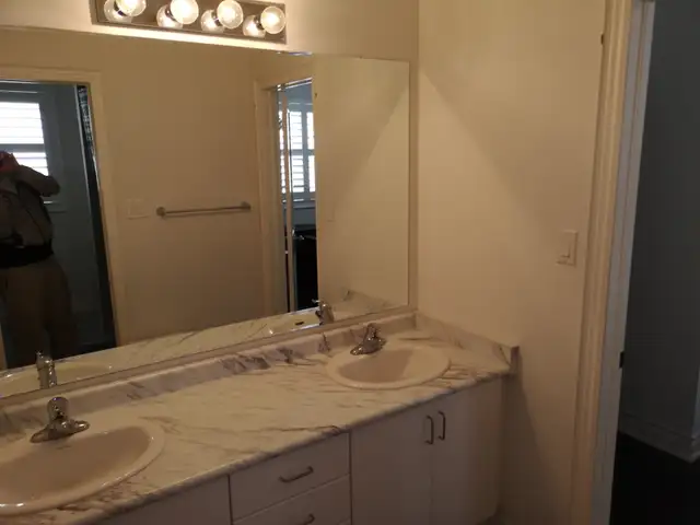 Bedroom for Rent, upstairs in Modern NE Oakville Home (Traf/Dun) - Photo 4