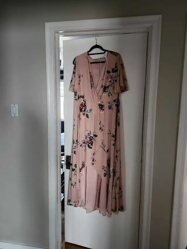 Robe  neuve gr 14 ans fait grande de couleur rose fleury 12