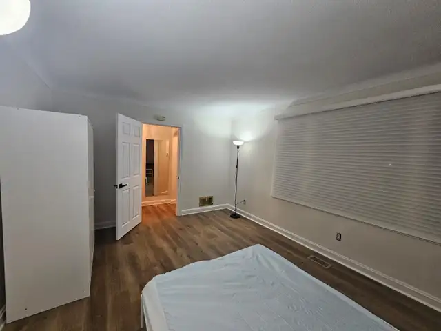 Large Furnished Bedroom (All Female Residence) - Photo 2