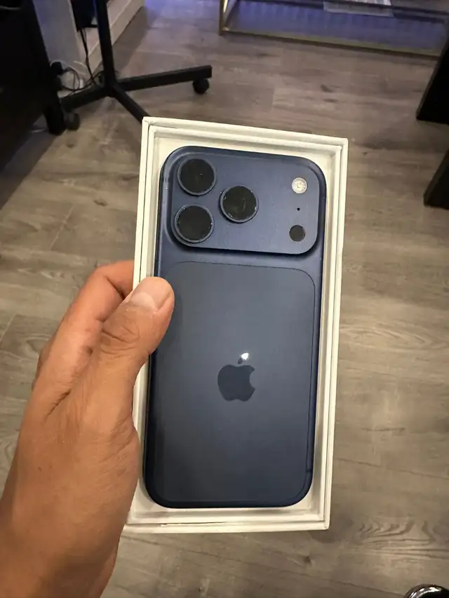 IPHONE 17 PRO 256GB AIRPODS/CHARGER SET/DELIVERY