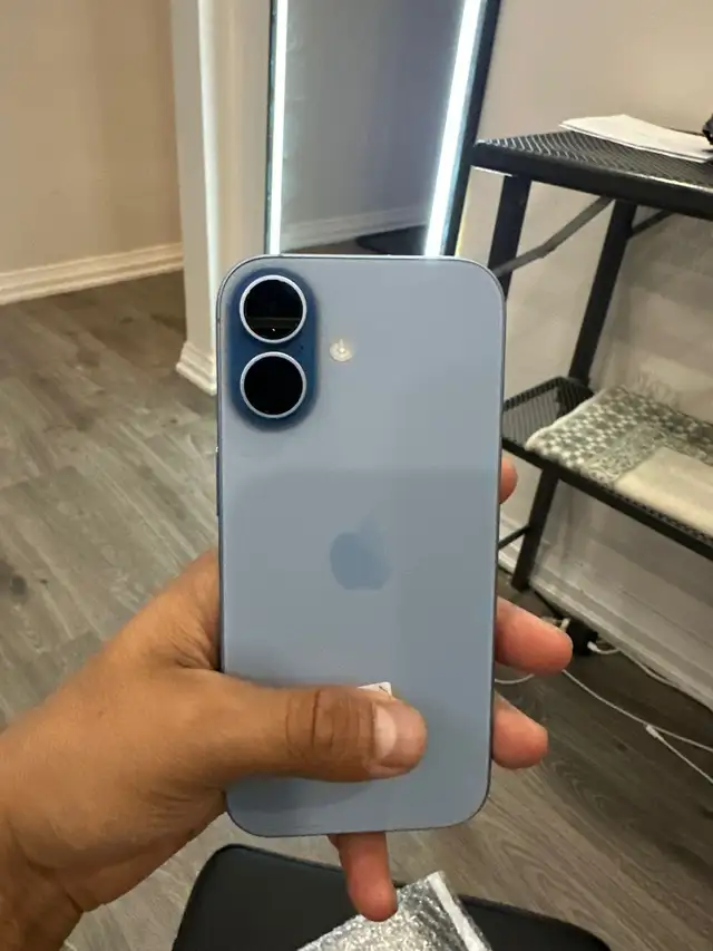 IPHONE 17 256GB AIRPODS/CHARGER SET/DELIVERY