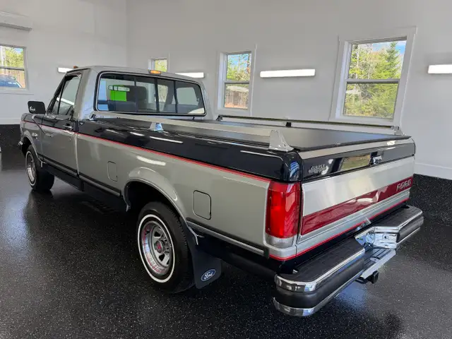 1988 Ford F-150 Lariat Only 64,000 orignal kilometres! - Photo 2