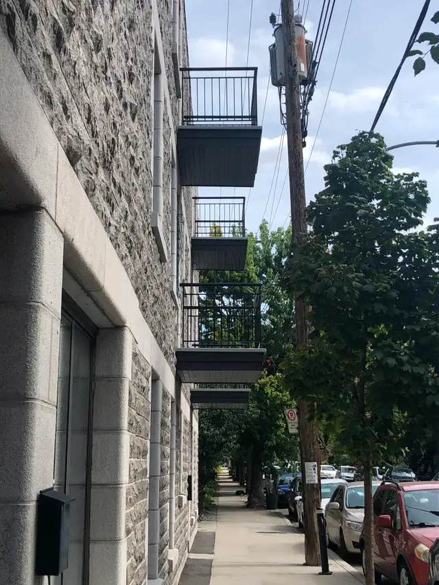 MÉTRO JOLIETTE:  GRAND 3 1/2 ENSOLEILLÉ RDC, PL.VALOIS HOCHELAGA