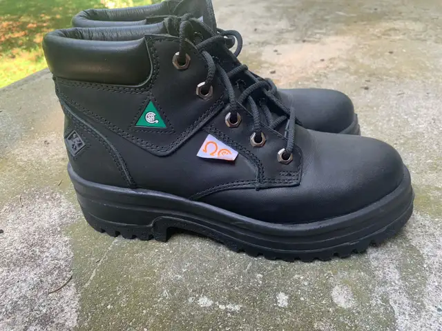 NEW. Terra steel toed work boots. Size. 6.5. Fit 7 - Photo 4