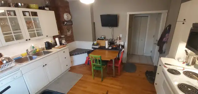 Dufferin Grove apartment in house, with two bedrooms, maybe 3! - Photo 3