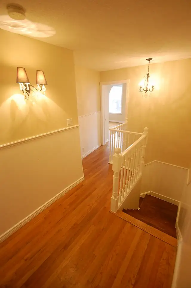 Dufferin Grove apartment in house, with two bedrooms, maybe 3! - Photo 8