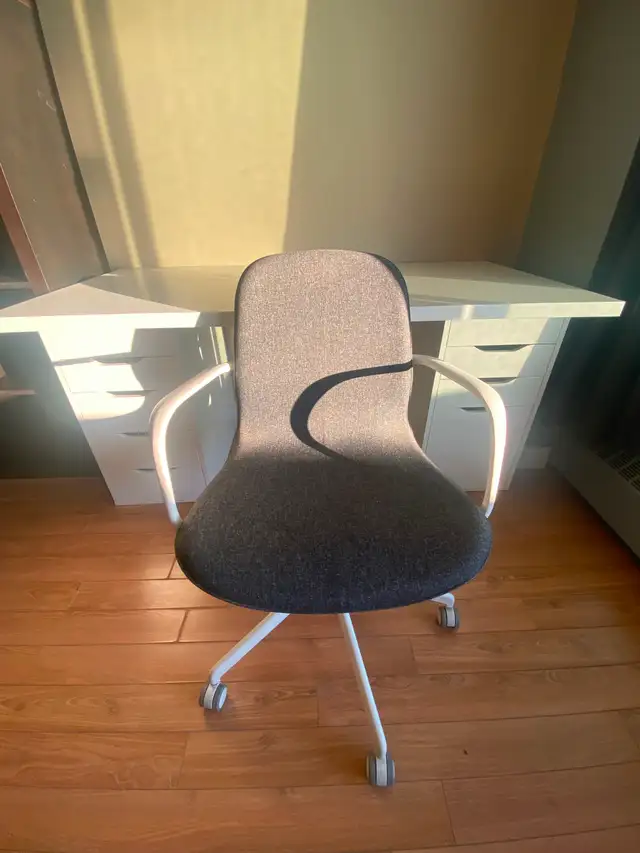 AUBAINE : BUREAU IKEA LAGKAPTEN et CHAISE GUNNARED ACCOUDOIRS - Photo 2