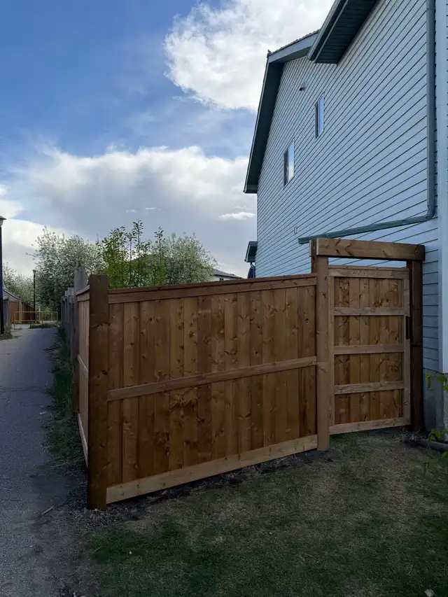 Help Wanted: F/T Deck, Fence, Landscsping South Calgary