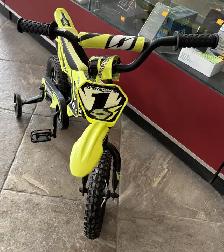 Hyper Motobike 18' Kids Bike with Training Wheels - Photo 2