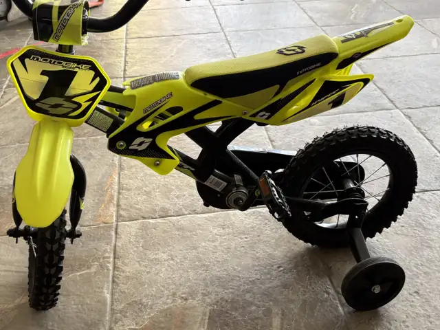 Hyper Motobike 18' Kids Bike with Training Wheels - Photo 3