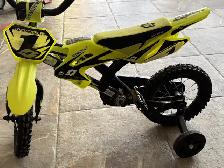 Hyper Motobike 18' Kids Bike with Training Wheels - Photo 3