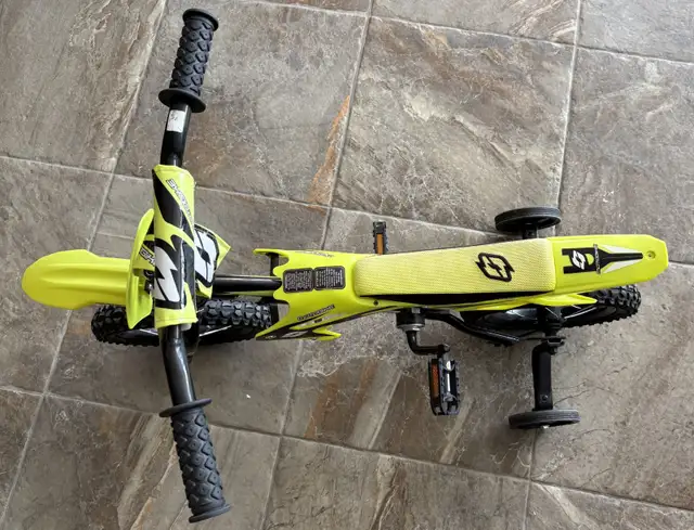 Hyper Motobike 18' Kids Bike with Training Wheels - Photo 4