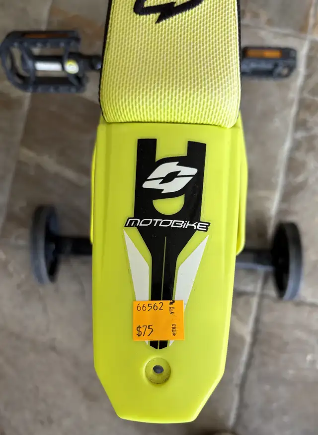 Hyper Motobike 18' Kids Bike with Training Wheels - Photo 6