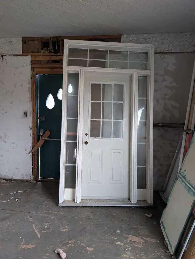 Porte d'entrée blanche 54' x 99'