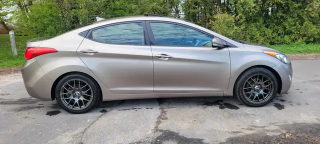 2012 Hyundai Elantra Limited - Photo 2