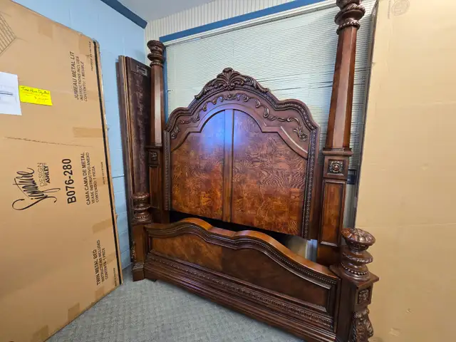 Ledelle Queen Poster Bedframe - Photo 2