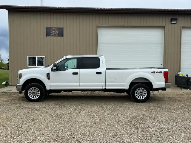 2018 Ford F250 XLT 6.2L Long Box Crew Cab - Photo 2