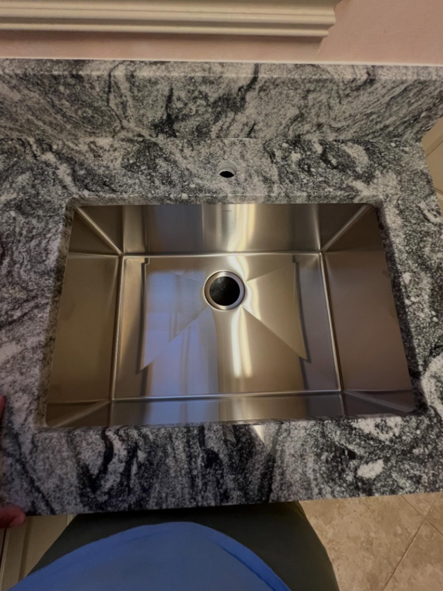 Granite Countertop With Veins 437-522-8447 - Photo 5
