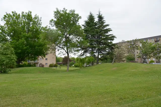 4 1/2 Charlesbourg - Piscine - jardins - août - Photo 8