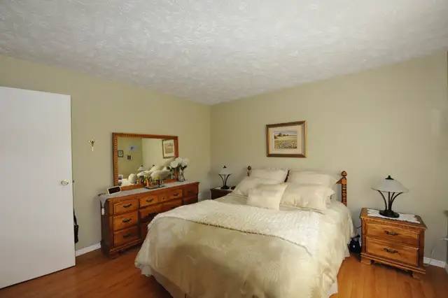 4 1/2 Charlesbourg - Piscine - jardins - août - Photo 14