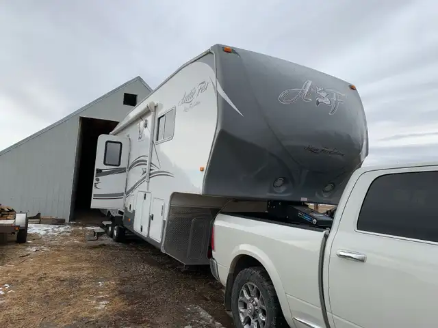Arctic Fox 5th Wheel