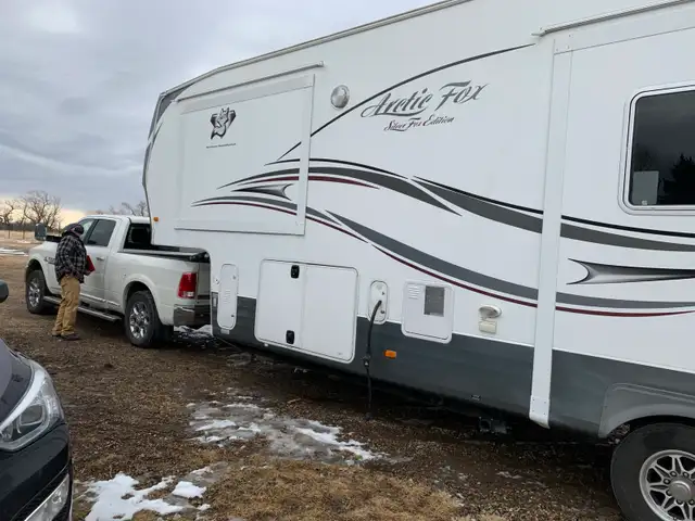 Arctic Fox 5th Wheel - Photo 2