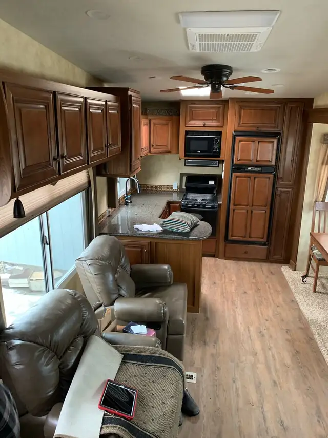 Arctic Fox 5th Wheel - Photo 3