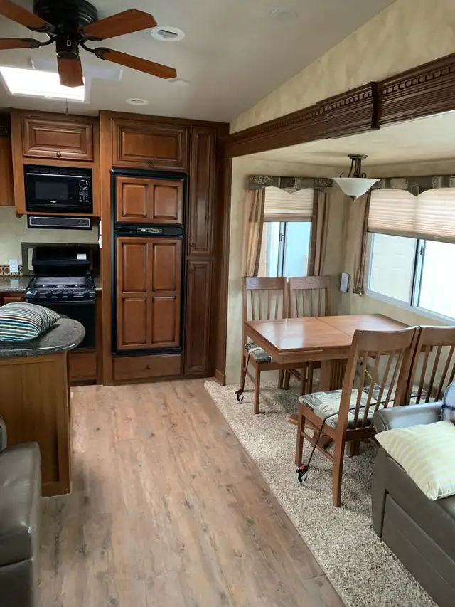 Arctic Fox 5th Wheel - Photo 4