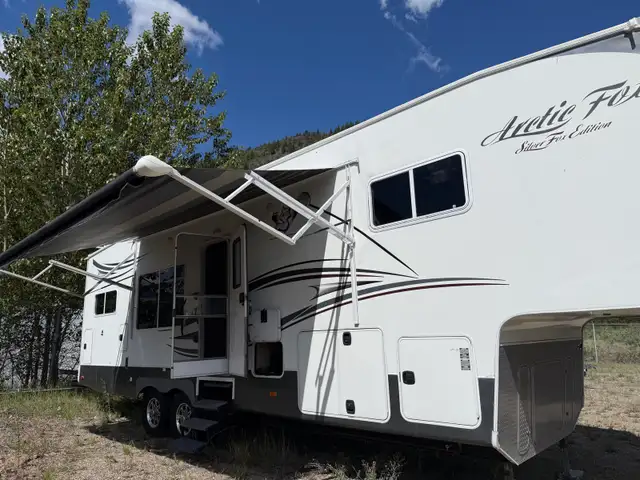 Arctic Fox 5th Wheel - Photo 8