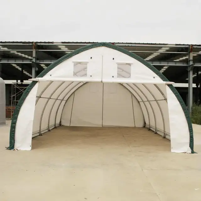 Grand bâtiment en acier robuste