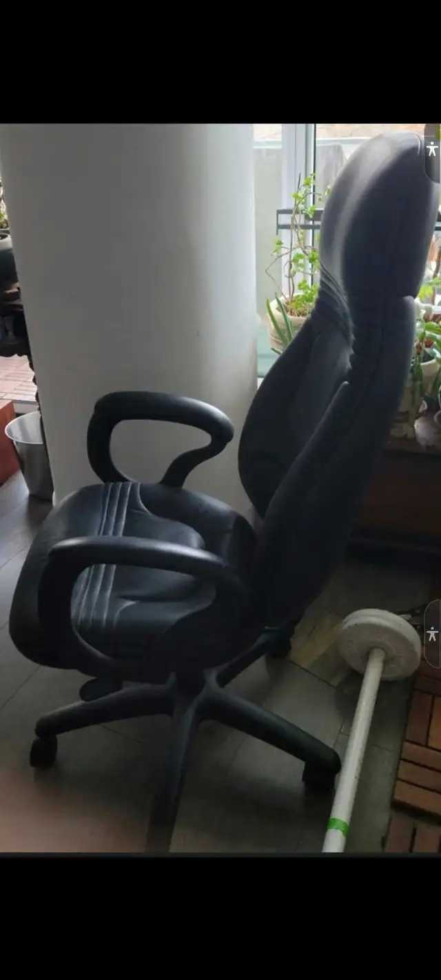 Reclinable leather 6 way. Chair used 1 week
