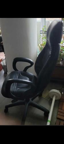 Reclinable leather 6 way. Chair used 1 week