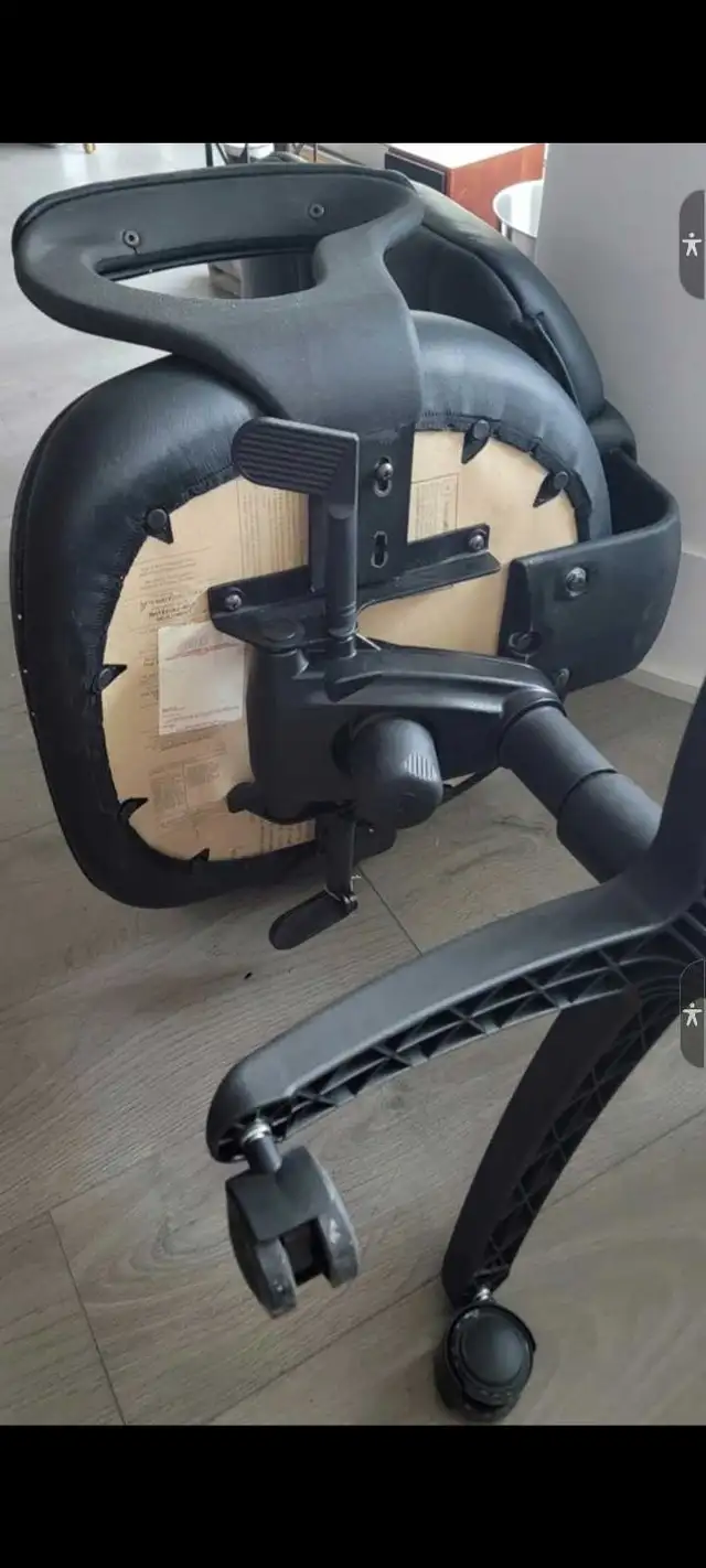 Reclinable leather 6 way. Chair used 1 week - Photo 3