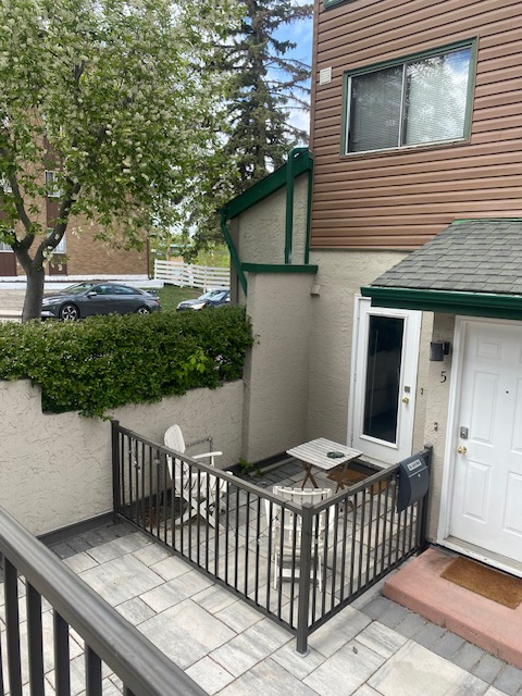 Bankview Condo FOR SALE  $290 K GREAT FOR SENIORS NEW KITCHEN - Photo 3