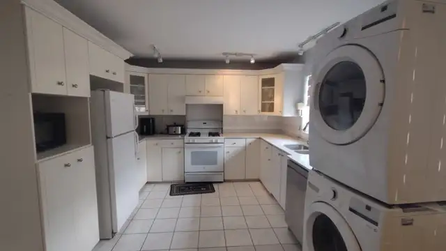 Large bedroim available in a shared basement suite - Photo 2