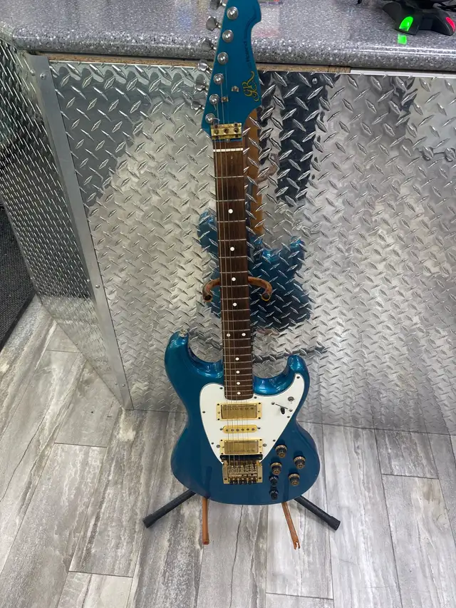 Roland G-505 Electric Guitar