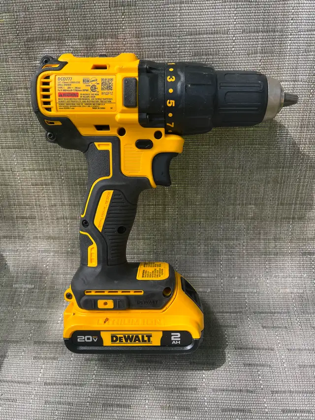 DeWalt 20v Brushless Drill & Battery - Photo 2