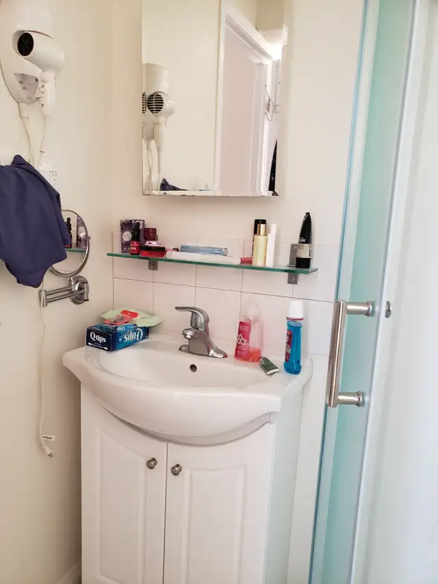 York University - Room with private washroom - Female Only - Photo 4