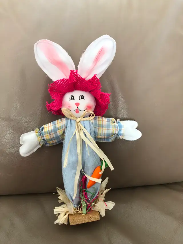 BEAU BÉBÉ LAPIN NEUF SOURIANT QUI EST DEBOUT 1PIED HAUT: $10.00 - Photo 2