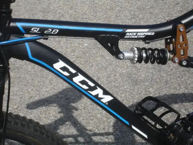 YES LIKE NEW ALUMINUM 26' CCM 21 SPD, DISC BRAKES & SUSPENSION! - Photo 5