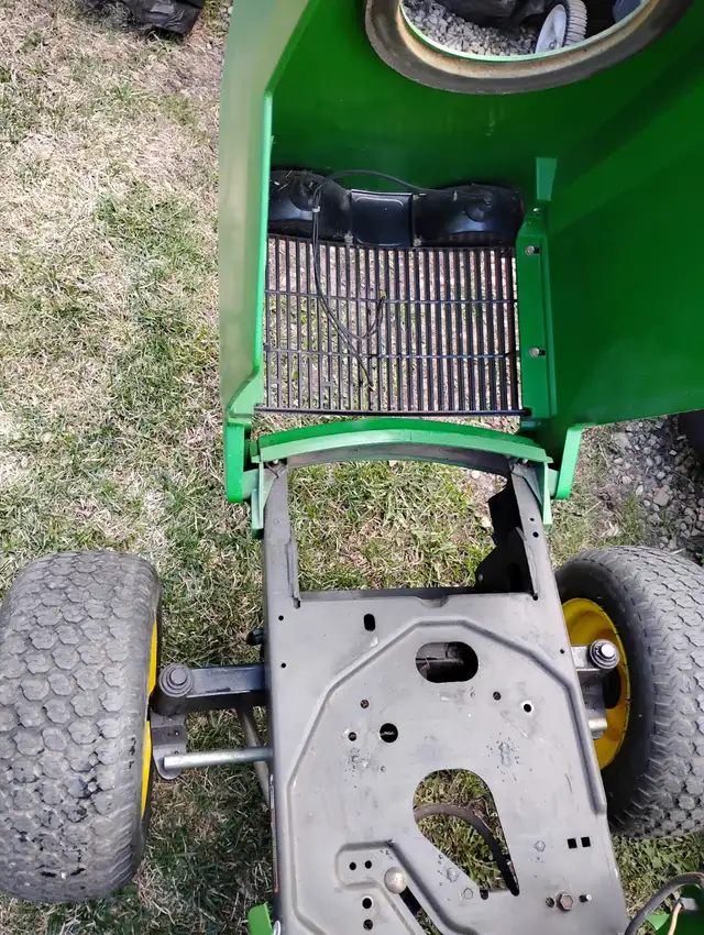 John Deere GT262 lawn tractor STRIPPED FOR PARTS! - Photo 3